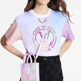 [홍콩명품,LOUIS VUITTON] 루이비통 22SS 연예인코디 여성용 문자로고 그라데이션 반팔티 WM598, DM, 명품의류,무브타임사이트,인터넷명품쇼핑몰,여자명품