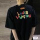 [홍콩명품.LOUIS VUITTON] 루이비통 23SS 로고 그래픽 프린트 반팔 티셔츠 (블랙), BM7702, TOP, 온라인명품쇼핑몰,남자명품의류,인터넷쇼핑몰,해외직구