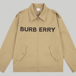 [홍콩명품.Burberry] 버버리 23SS 로고 프린트 카라 지퍼 자켓 (베이지), BM9089, JU, 온라인명품쇼핑몰,남자명품의류,인터넷쇼핑몰,해외직구