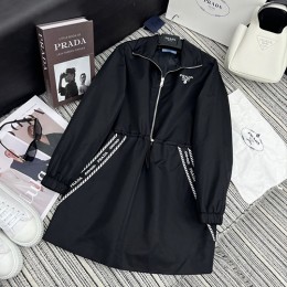 [홍콩명품,PRADA] 프라다 23SS 로고 하프지퍼 드레스 (블랙), BM9446, TBG, 온라인명품쇼핑몰,남자명품의류,인터넷쇼핑몰,해외직구