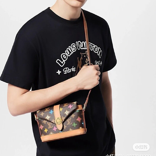 [홍콩명품.LOUIS VUITTON] 루이비통 24SS 로고 그래픽 반팔 티셔츠 (블랙), BM12746, JU, 홍콩명품의류,구매대행,온라인명품