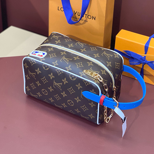 [홍콩명품.LOUIS VUITTON] 루이비통 24SS 로고 모노그램 LVXNBA Cloakroom Dopp Kit 파우치백 M45588 (브라운), BGM3655, BDA, 홍콩명품가방,명품쇼핑몰,크로스백,핸드백,구매대행