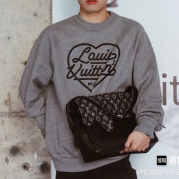 [홍콩명품.LOUIS VUITTON] 루이비통 24SS 로고 그래픽 프린트 맨투맨 티셔츠 (그레이), BM17010, JU, 홍콩명품의류,구매대행,온라인명품