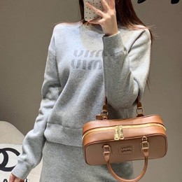 [홍콩명품,MIU MIU] 미우미우 25SS 로고 여성 니트 스웨터 (그레이), BM19516, JU, 홍콩명품의류,구매대행,온라인명품