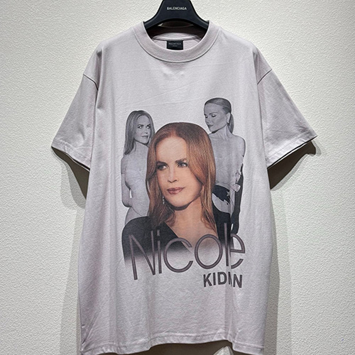 [홍콩명품.BALENCIAGA] 발렌시아가 25SS 로고 Nicole Kidman 프린트 반팔 티셔츠 (그레이), BM19640, KB, 홍콩명품의류,구매대행,온라인명품