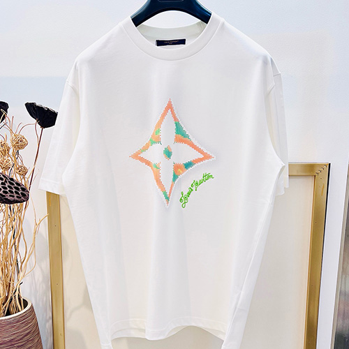 [홍콩명품.LOUIS VUITTON] 루이비통 25SS 로고 그래픽 프린트 반팔 티셔츠 (화이트), BM19690, YS, 홍콩명품의류,구매대행,온라인명품