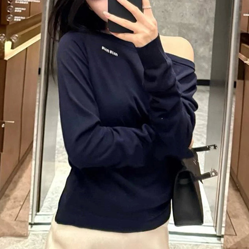 [홍콩명품,MIU MIU] 미우미우 25SS 로고 여성 니트 스웨터 (네이비), BM19845, 13C, 홍콩명품의류,구매대행,온라인명품