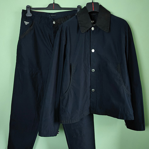 [홍콩명품,PRADA] 프라다 25SS 삼각로고 데님 카라 자켓 + 오버핏 데님 팬츠 진 청바지 상하의 세트 (네이비), BM19889, JL, 홍콩명품의류,구매대행,온라인명품