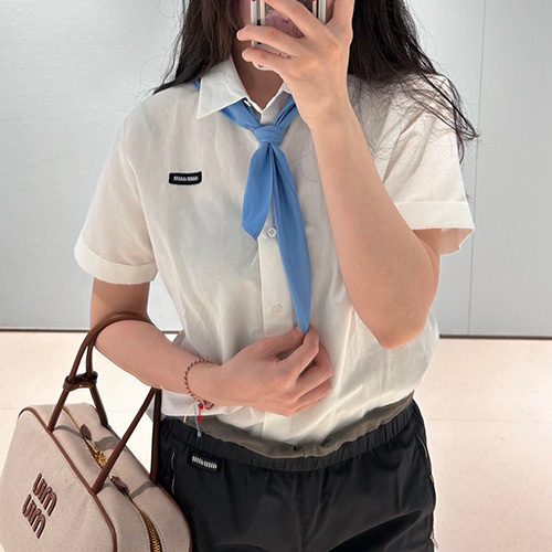 [홍콩명품,MIU MIU] 미우미우 25SS 로고 여성 린넨 반팔 남방 셔츠 (화이트), BM20088, CC, 홍콩명품의류,구매대행,온라인명품