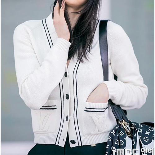 [홍콩명품.LOUIS VUITTON] 루이비통 25SS 로고 여성 V넥 니트 가디건 (화이트), BM20431, 13C, 홍콩명품의류,구매대행,온라인명품