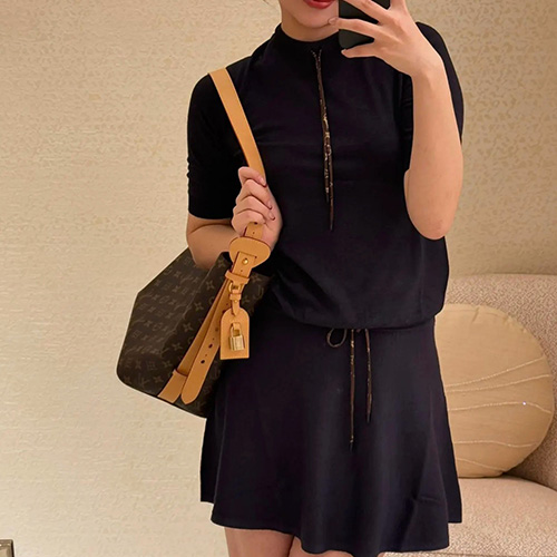 [홍콩명품.LOUIS VUITTON] 루이비통 25SS 로고 여성 니트 반팔 티셔츠 + 미니 스커트 상하의 세트 (네이비), BM20440, 13C, 홍콩명품의류,구매대행,온라인명품