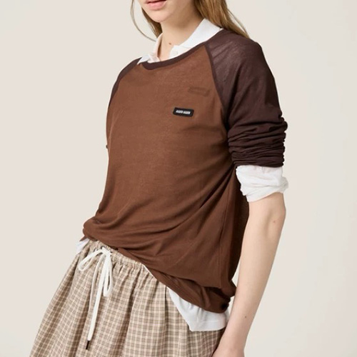 [홍콩명품,MIU MIU] 미우미우 25SS 로고 여성 긴팔 티셔츠 (브라운), BM20448, 13C, 홍콩명품의류,구매대행,온라인명품