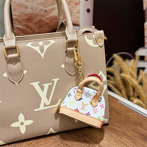 [홍콩명품.LOUIS VUITTON] 루이비통 25SS 로고 모노그램 MICRO ALMA VERNIS 키홀더 키링 백참 M01706 (화이트), ET3022, JX, 홍콩명품의류,구매대행,온라인명품