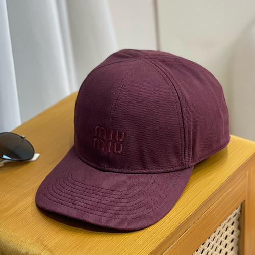 [홍콩명품,MIU MIU] 미우미우 25SS 로고 자수 볼캡 모자 (와인), CA0335, 홍콩명품쇼핑몰,인터넷명품,온라인명품사이트,남자명품,해외직구