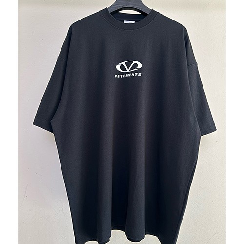 [홍콩명품.VETEMENTS] 베트멍 25SS 로고 그래픽 프린트 반팔 티셔츠 (2컬러), BM20657, VT, 홍콩명품의류,구매대행,온라인명품
