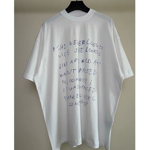 [홍콩명품.VETEMENTS] 베트멍 25SS 로고 그래픽 프린트 반팔 티셔츠 (화이트), BM20666, VT, 홍콩명품의류,구매대행,온라인명품