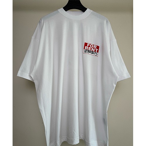 [홍콩명품.VETEMENTS] 베트멍 25SS 로고 그래픽 프린트 반팔 티셔츠 (화이트), BM20668, VT, 홍콩명품의류,구매대행,온라인명품