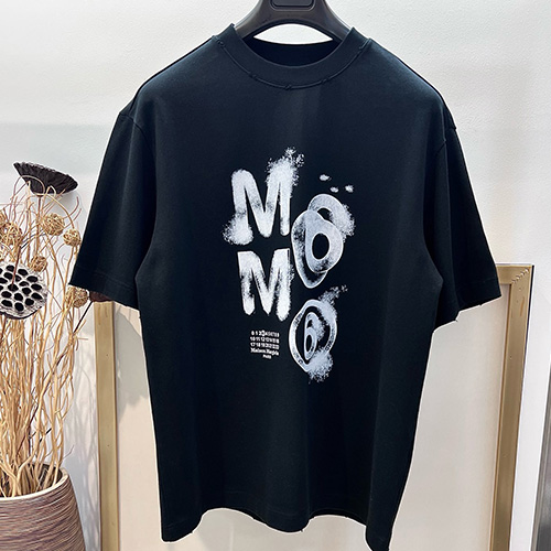 [홍콩명품.Maison Margiela] 메종마르지엘라 25SS 로고 그래픽 프린트 반팔 티셔츠 (2컬러), BM20982, YS, 홍콩명품의류,구매대행,온라인명품