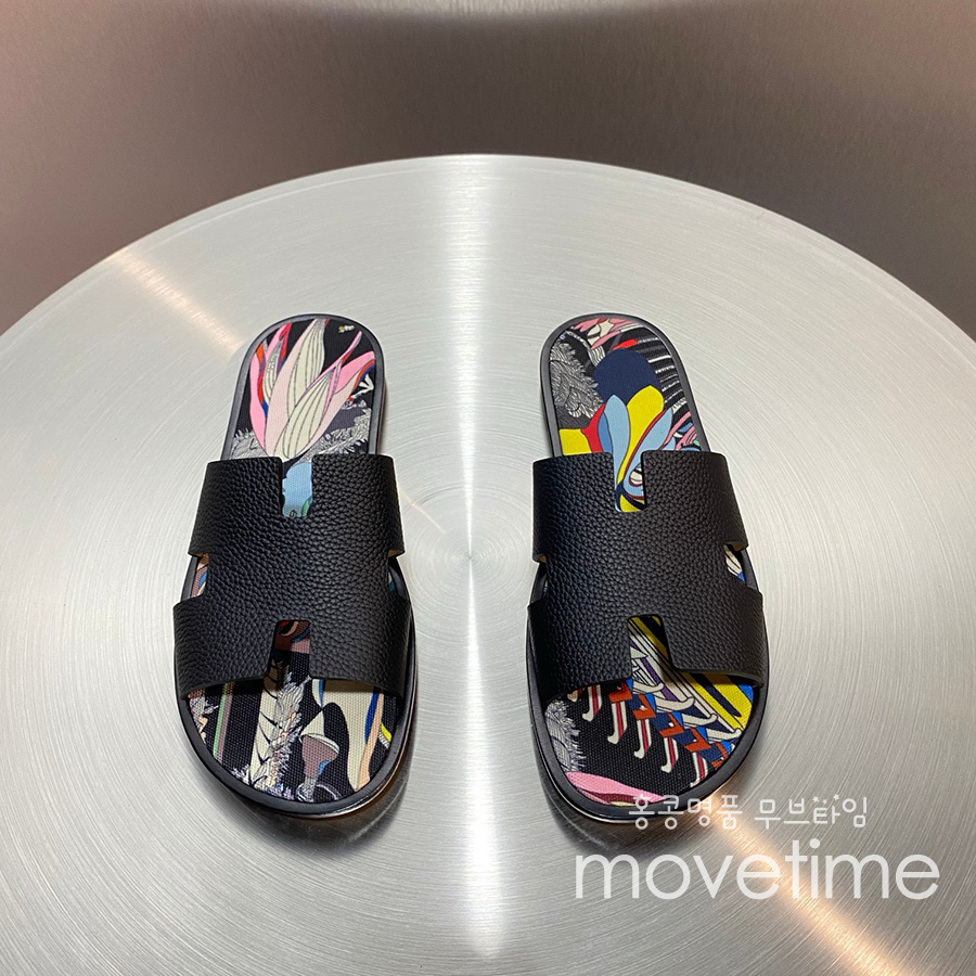 [홍콩명품.Hermes] 에르메스 25SS 로고 그래픽 이즈미르 레더 가죽 슬리퍼 (블랙), SE5195, GHS, 명품스니커즈,운동화,구두,로퍼,하이탑,신발