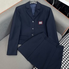 [명품레플리카,MIU MIU] 미우미우 25SS 로고 자수 여성 정장 자켓 + 미니 스커트 상하의 세트  (2컬러), BM21139, GBG, 홍콩명품의류,구매대행,온라인명품