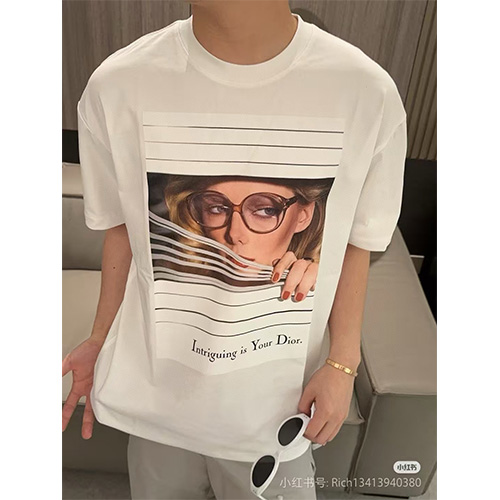 [홍콩명품,Christian Dior] 디올 25SS 로고 그래픽 프린트 반팔 티셔츠 (화이트), BM21523, JL, 명품레플리카,미러급,온라인쇼핑몰사이트