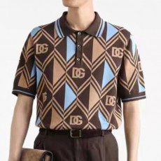 [홍콩명품.D&G] 돌체앤가바나 25SS 로고 패턴 카라 니트 반팔 티셔츠 (브라운), BM21575, JU, 명품레플리카,미러급,온라인쇼핑몰사이트