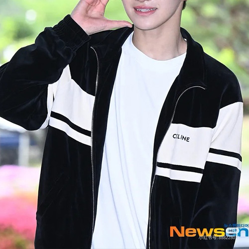 [홍콩명품.CELINE] 셀린느 25SS 로고 카라 봄버 자켓 (블랙-화이트), BM21837, KB, 레플리카의류,미러급사이트