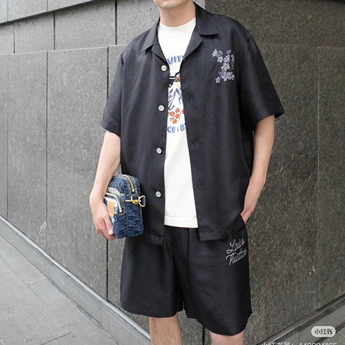 [홍콩명품.LOUIS VUITTON] 루이비통 25SS 로고 그래픽 반팔 남방 셔츠 + 쇼츠 반바지 상하의 세트 (블랙), BM21872, KB, 레플리카의류,미러급사이트