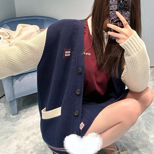 [홍콩명품,MIU MIU] 미우미우 25SS 로고 여성 V넥 니트 가디건 (네이비), BM21920, KB, 레플리카의류,미러급사이트