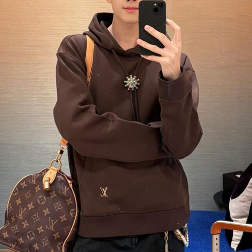 [홍콩명품.LOUIS VUITTON] 루이비통 25SS 로고 브로치 후드 티셔츠 (브라운), BM22144, JL, 레플리카의류,미러급사이트