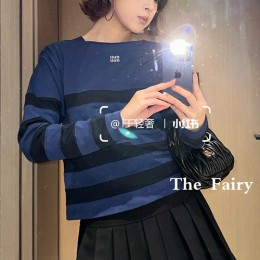 [홍콩명품,MIU MIU] 미우미우 25SS 로고 여성 스트라이프 긴팔 티셔츠 (블루), BM22156, JL, 레플리카의류,미러급사이트
