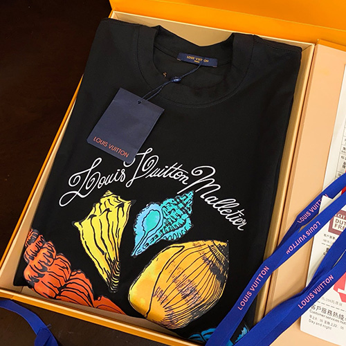 [홍콩명품.LOUIS VUITTON] 루이비통 25SS 로고 그래픽 반팔 티셔츠 (2컬러), BM22234, S1F, 레플리카의류,미러급사이트