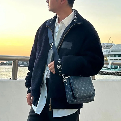 [홍콩명품.LOUIS VUITTON] 루이비통 25SS 로고 모노그램 플리스 자켓 1AGLXN (네이비), BM22408, KB, 레플리카의류,미러급사이트