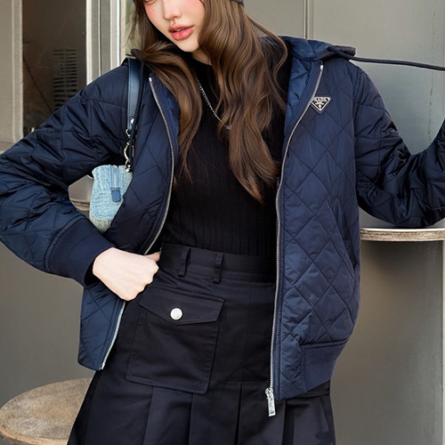 [홍콩명품,PRADA] 프라다 25SS 삼각로고 여성 퀄팅 경량 후드 솜패딩 자켓 (블루), BM22491, MC, 레플리카의류,미러급사이트