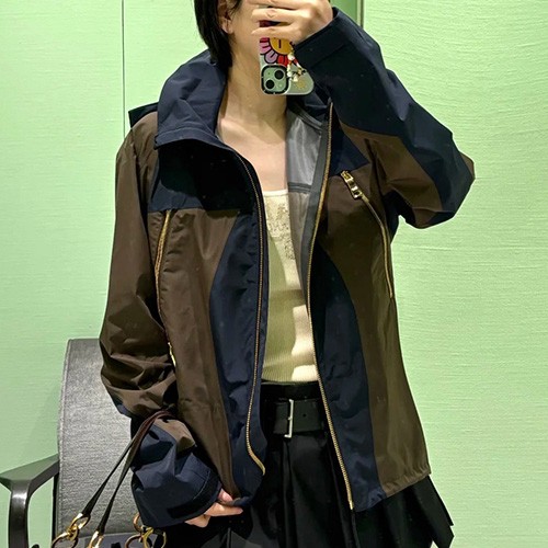[홍콩명품.LOUIS VUITTON] 루이비통 25SS 로고 여성 후두 바람막이 자켓 (네이비-브라운), BM22507, MC, 레플리카의류,미러급사이트