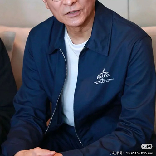 [홍콩명품,PRADA] 프라다 25SS 로고 프린트 카라 집업 자켓 (블루), BM22542, KB, 레플리카의류,미러급사이트