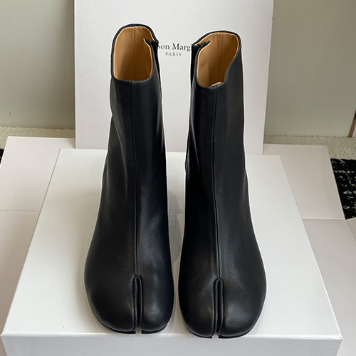 [홍콩명품.Maison Margiela] 메종마르지엘라 25SS 로고 여성 레더 가죽 굽 부츠 (블랙), SE5560, GHS, 명품스니커즈,운동화,구두,로퍼,하이탑,신발