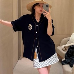 [홍콩명품.LOUIS VUITTON] 루이비통 25SS 로고 여성 V넥 오픈 반팔 티셔츠 (네이비), BM22703, TBG, 레플리카의류,미러급사이트