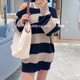 [홍콩명품,MIU MIU] 미우미우 25SS 로고 여성 스트라이프 니트 스웨터 (네이비-베이지), BM22704, TBG, 레플리카의류,미러급사이트
