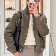 [홍콩명품.BOTTEGA VENETA] 보테가베네타 25SS 로고 인트레치아토 레더 가죽 하이넥 봄버 자켓 (그레이), BM22821, TOM, 레플리카의류,미러급사이트