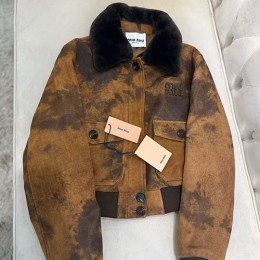[홍콩명품,MIU MIU] 미우미우 25SS 로고 여성 시어링 레더 가죽 봄버 자켓 (브라운), BM22847, TOM, 레플리카의류,미러급사이트