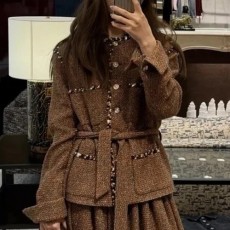 [홍콩명품.CHANEL] 샤넬 25SS 로고 여성 카라 트위드 자켓 + 미디 스커트 상하의 세트 (브라운), BM22891, PG, 레플리카의류,미러급사이트