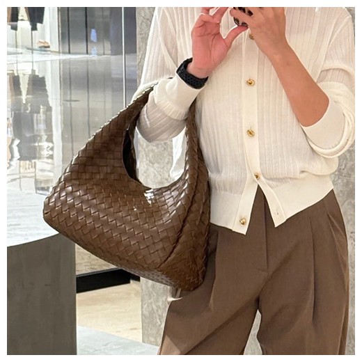[홍콩명품.BOTTEGA VENETA] 보테가베네타 25SS 로고 라지 Campana 다크 바롤로 844250V4SC02264, BGM5259, BDA, 홍콩명품가방,명품쇼핑몰,크로스백,핸드백,구매대행
