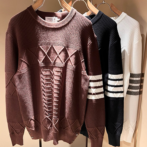 [홍콩명품.THOME BROWNE] 톰브라운 25SS 로고 4바 니트 스웨터 (3컬러), BM23182, KSM, 레플리카의류,미러급사이트