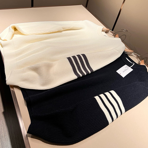 [홍콩명품.THOME BROWNE] 톰브라운 25SS 로고 4바 니트 스웨터 (2컬러), BM23183, KSM, 레플리카의류,미러급사이트