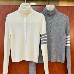 [홍콩명품.THOME BROWNE] 톰브라운 25SS 로고 여성 4바 하이넥 니트 스웨터 (2컬러), BM23223, KSM, 레플리카의류,미러급사이트