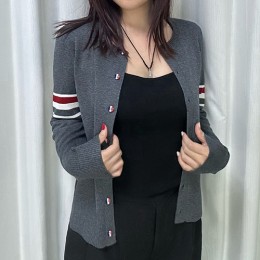 [홍콩명품.THOME BROWNE] 톰브라운 25SS 로고 여성 라운드넥 니트 가디건 (다크그레이), BM23227, KSM, 레플리카의류,미러급사이트