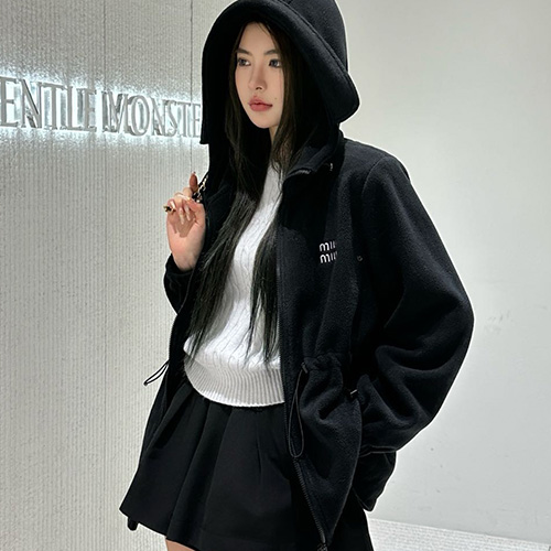 [홍콩명품,MIU MIU] 미우미우 25SS 로고 자수 여성 플리스 후드 집업 코트 자켓 (2컬러), BM23273, PG, 레플리카의류,미러급사이트