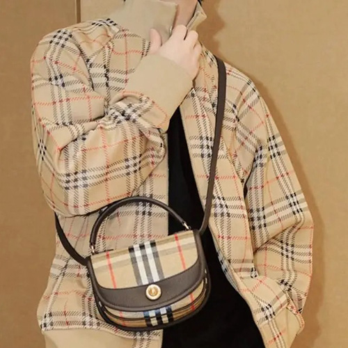 [홍콩명품.Burberry] 버버리 25SS 로고 체크패턴 터틀넥 봄버 자켓 (베이지), BM23333, KB, 레플리카의류,미러급사이트