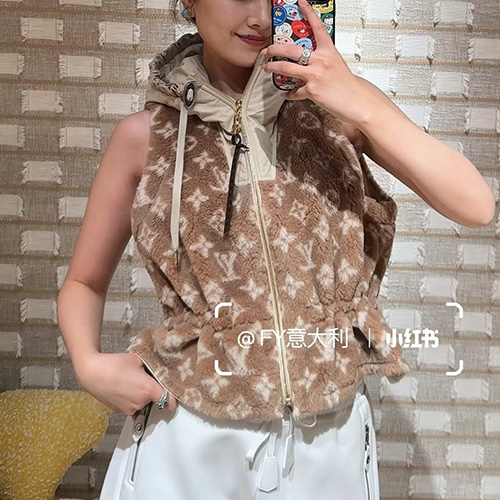 [홍콩명품.LOUIS VUITTON] 루이비통 25SS 로고 여성 모노그램 플리스 후드 조끼 베스트 1AIP56 (카라멜), BM23466, MC, 레플리카의류,미러급사이트